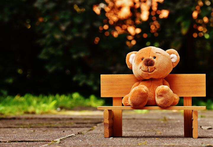 Детские игрушки на лавочке напугали жителей Музыкального района