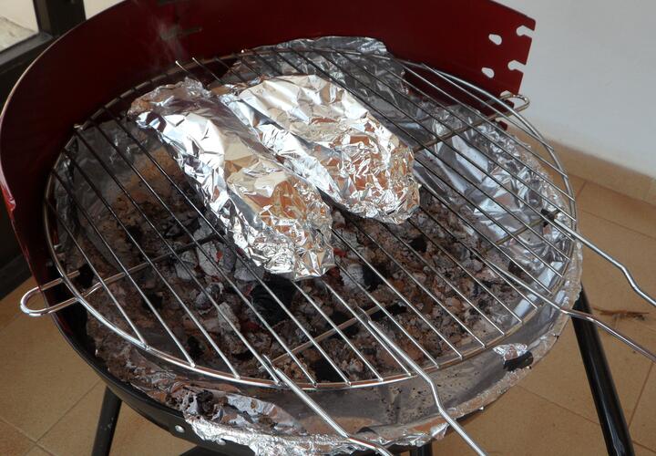 Фольга и пластиковые контейнеры опасны для здоровья, рассказала врач