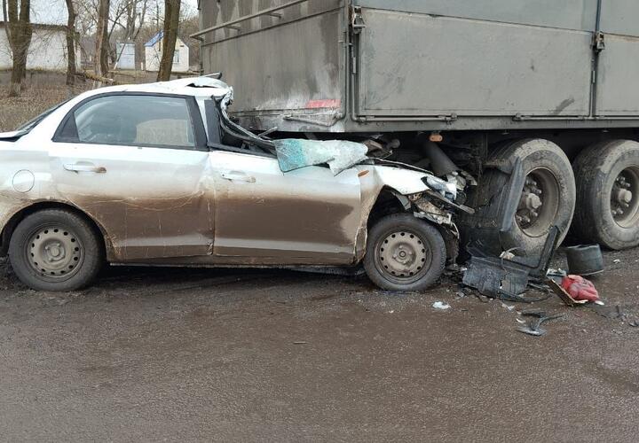 Легковушка на полном ходу врезалась в стоящий на обочине грузовик на Кубани