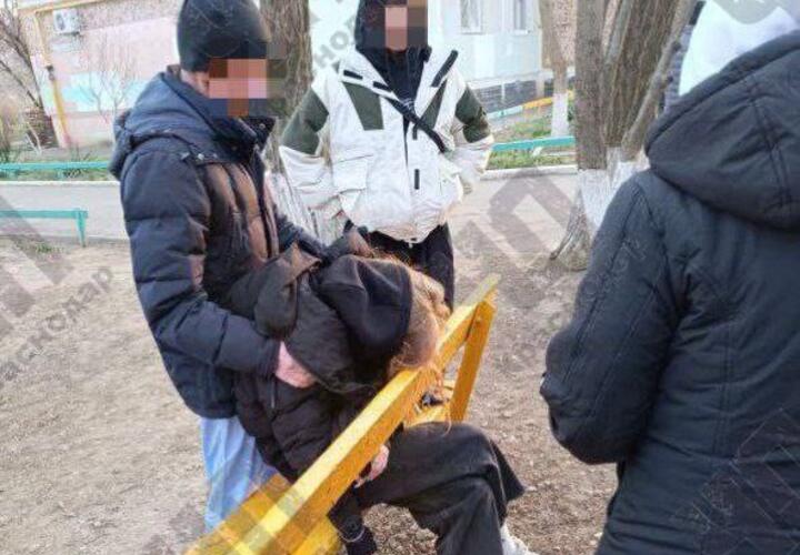 Лежали у подъезда без сознания: подростки отравились в Краснодаре