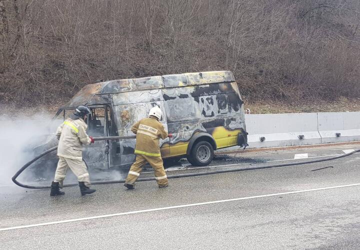 Машина, в которой находился труп, загорелась в районе Геленджика