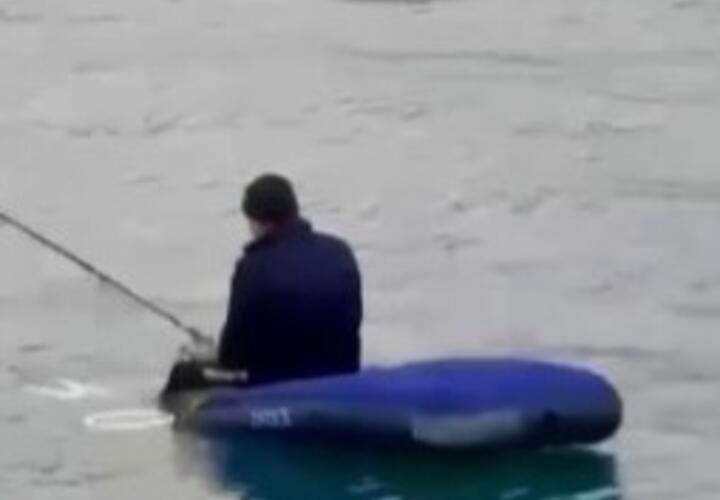 Матрас вместо лодки: в Сочи рыбак в море поразил очевидцев новым способом ловли