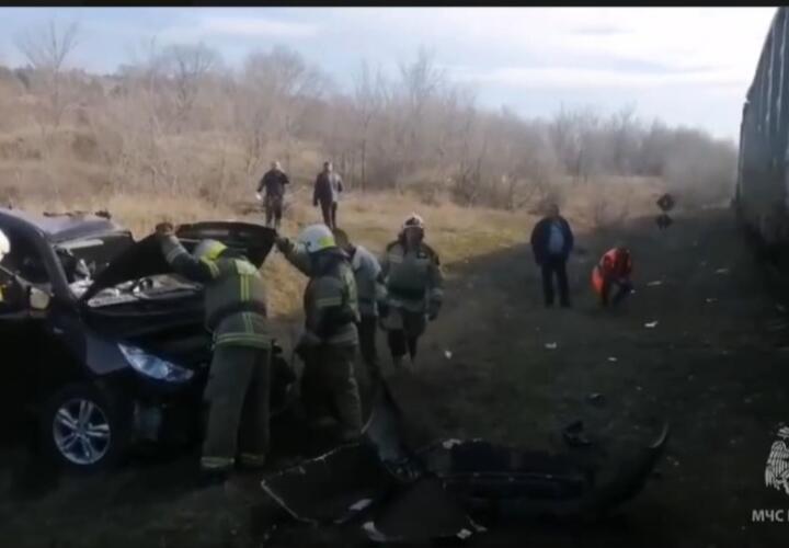 МЧС работает на месте жуткой аварии автомобиля с поездом на Ставрополье