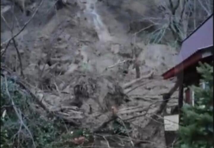 Мощный оползень угрожает жилым домам в селе Казачий Брод в Сочи