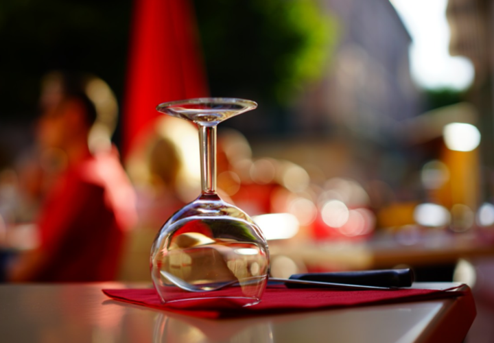 В России приняли закон о запрете продажи алкоголя в многоквартирных домах 