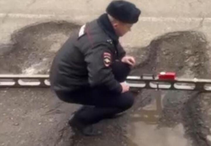 Не по ГОСТу: сотрудники ГИБДД замерили ямы на улицах Краснодара