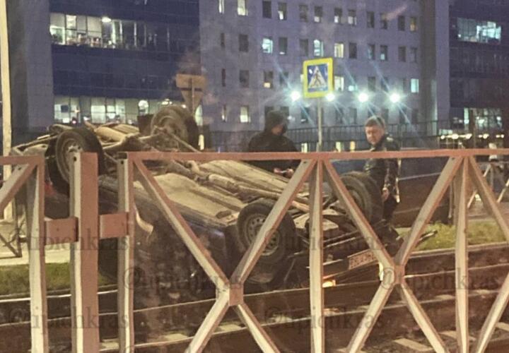 Перевёрнутый автомобиль лежит на рельсах в Краснодаре