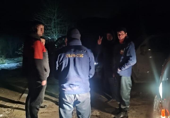 Машина застряла на размытой дождями, непроходимой дороге