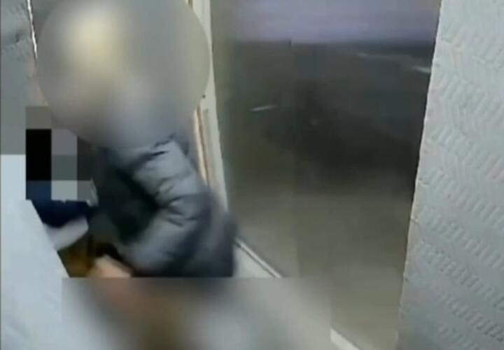 Полиция в Краснодаре установила личность женщины, избившей ребенка в лифте