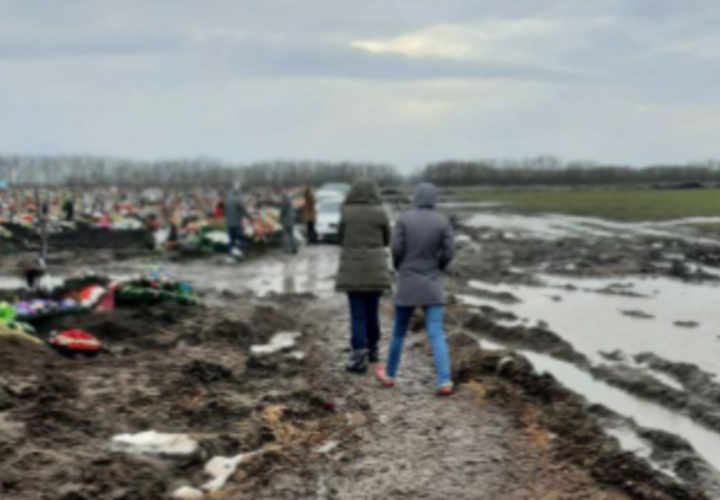 Кладбище в хуторе Копанской утопает в грязи