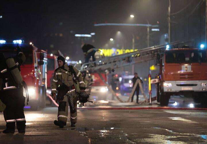 Посты для охраны имущества выставили у горевшей многоэтажки в Анапе