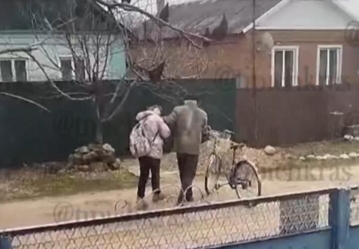 Потащил за волосы в неизвестном направлении: мужчина напал на школьницу на Кубани