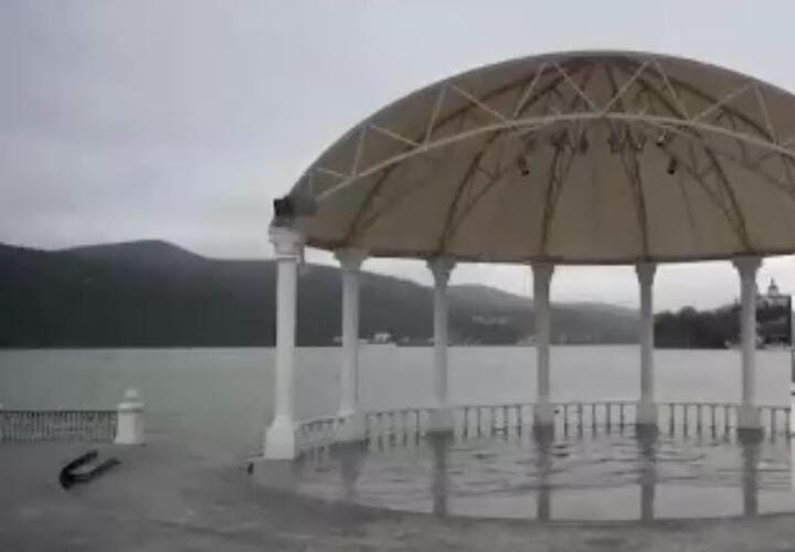 Под Новороссийском вышло из берегов озеро Абрау