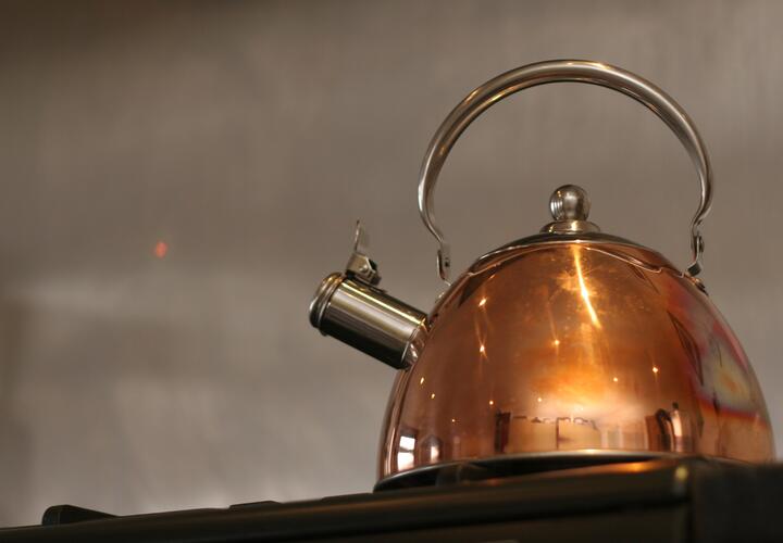 При кипячении из воды удаляет более 80 процентов микропластика, выяснили ученые