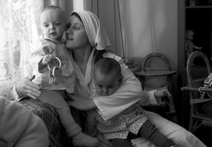 Пятерых истощенных и замерзающих детей обнаружили в холодном доме в Краснодарском крае 