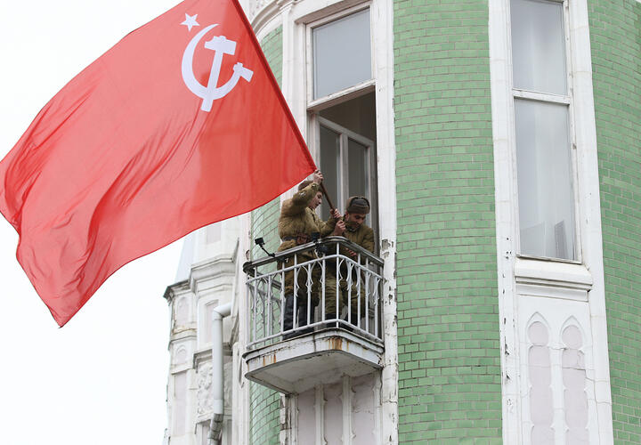 ред флаг. что символизирует красный флаг. красно белый флаг. красный стяг ссср. красное знамя 1918 года.