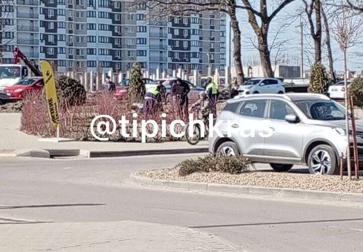 Семейная пара в Краснодаре накинулась с кулаками на инспектора ГИБДД