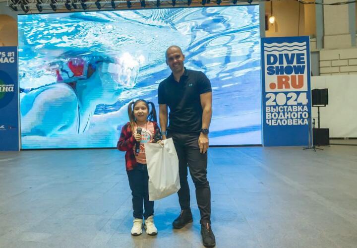 Девочке вручил награду 34-кратный чемпион мира по фридайвингу