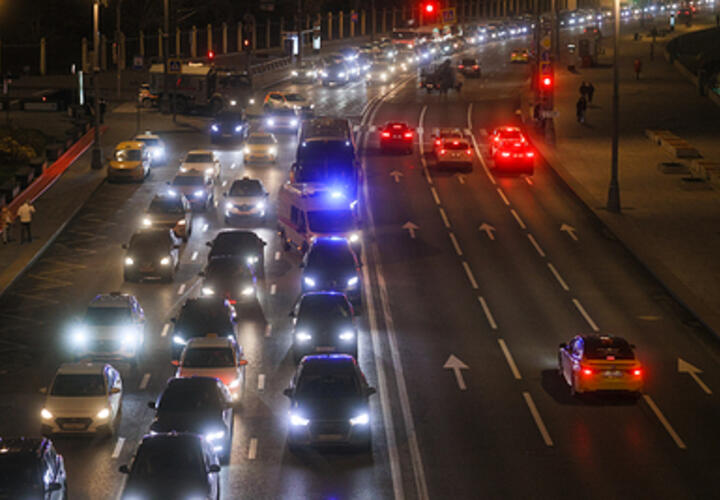 «Стоим в пробках в собственном дворе»: из территории ЖК в Краснодаре устроили объездную дорогу