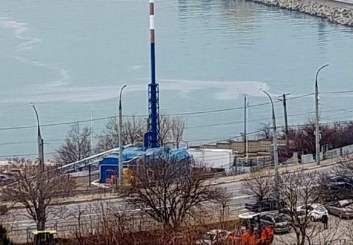 Странные белые пятна в море напугали новороссийцев