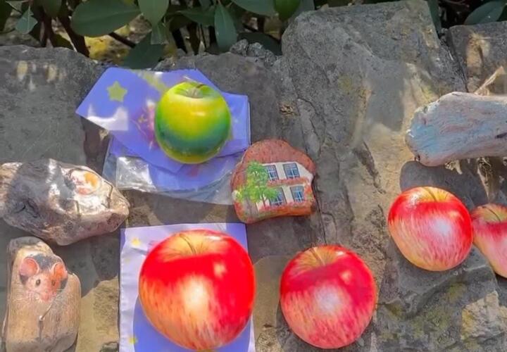 Мастер разрисовал камни так, что они стали похожи на настоящие яблоки