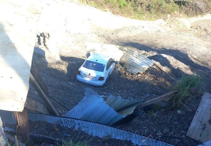 Уже второе такси за последние три дня упало в овраг в Сочи