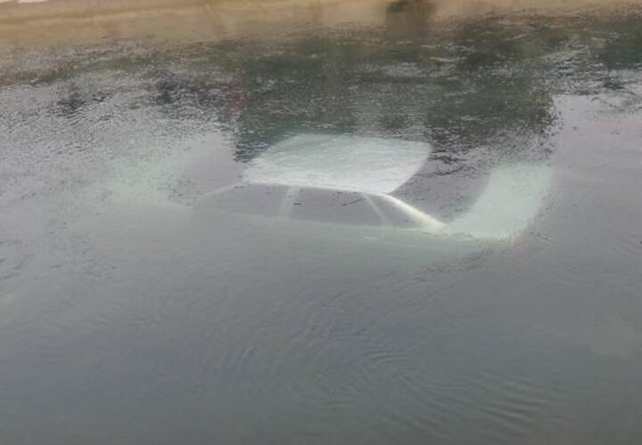 «Сразу искусственное дыхание!»: в Дагестане машина с детьми упала в канал, на помощь в ледяную воду бросились прохожие