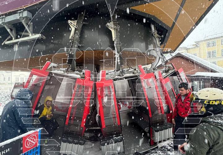 В горах Сочи на канатной дороге столкнулись кабинки, туристы не могут спуститься со склона