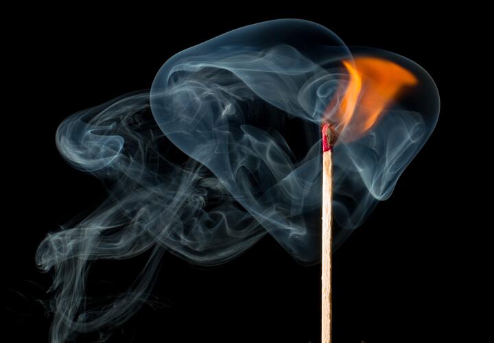 В Краснодаре из горящего дома эвакуировали 50 человек