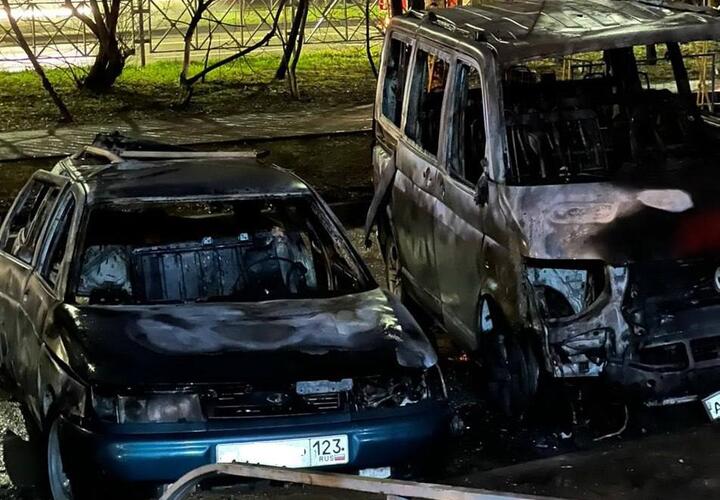 В Краснодаре при непонятных обстоятельствах сгорели две машины на улице Российской