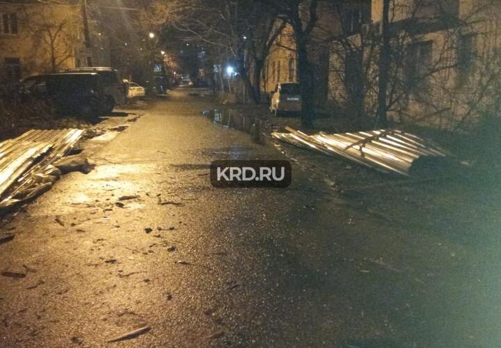 В Краснодаре с многоквартирного дома и гостиницы ветром сорвало крыши