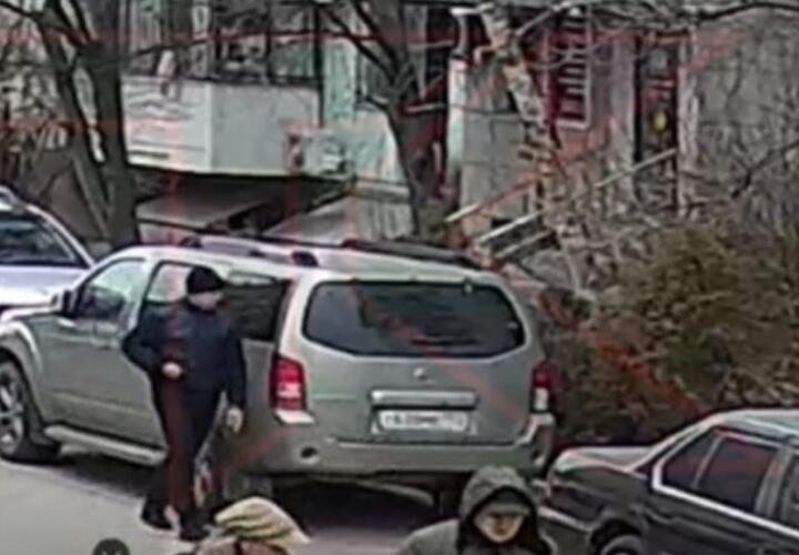 В Краснодаре заметили автовредителя, громящего чужие машины