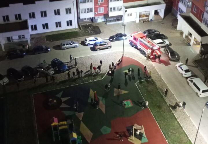 В Новороссийске пожарные эвакуировали 100 человек из горящей многоэтажки