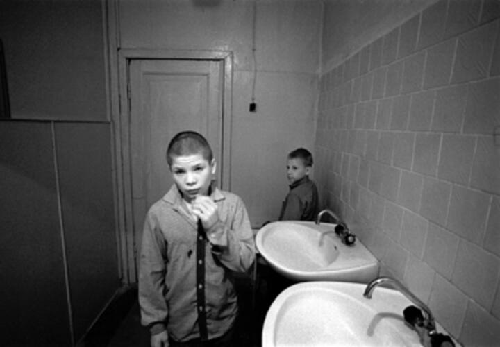 В школьный туалет в Краснодаре поставили видеокамеру, мнения родителей разделились