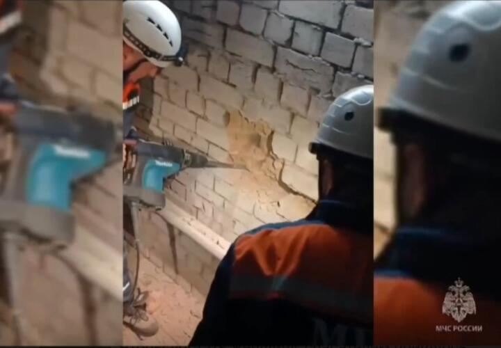 В Сочи 22-летняя девушка провалилась между стенами кирпичного дома и провела в заточении трое суток