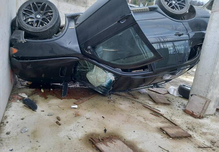 В Сочи «БМВ» опрокинулся в строительный котлован 