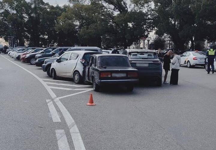 В Сочи девушка на «ВАЗе» протаранила сразу четыре припаркованные машины на Театральной площади