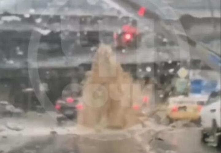  В Сочи из канализационного люка на одной из главных улиц забил фонтан грязной воды, движение затруднено