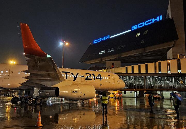 В Сочи из-за ураганного ветра в аэропорту не смогли сесть 14 самолетов