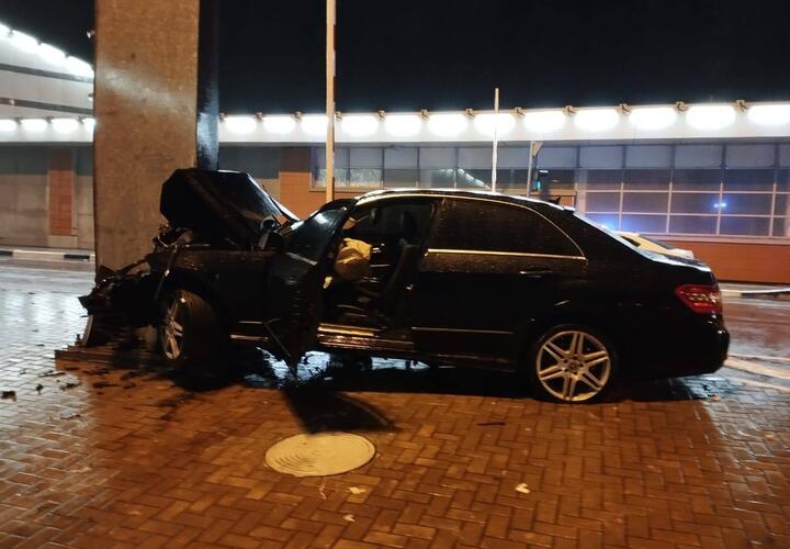 В Сочи «Мерседес» на огромной скорости врезался в информационное табло, пассажир машины погиб