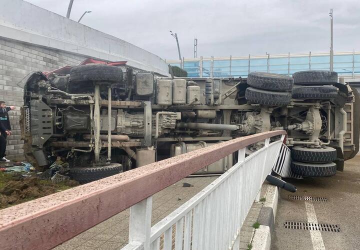 В Сочи на оживленной дороге перевернулся груженый самосвал