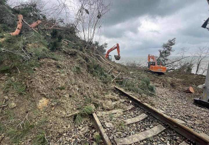 В Сочи ремонтники специально спровоцировали новый оползень на месте работ по расчистке железнодорожных путей