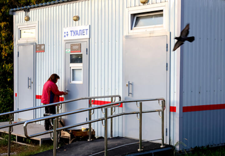 В сортирном заточении оказался турист в Адлерском районе Сочи