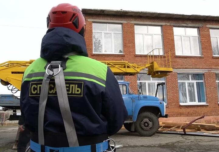 Власти показали, как выглядит школа, у которой сорвало крышу во время урагана