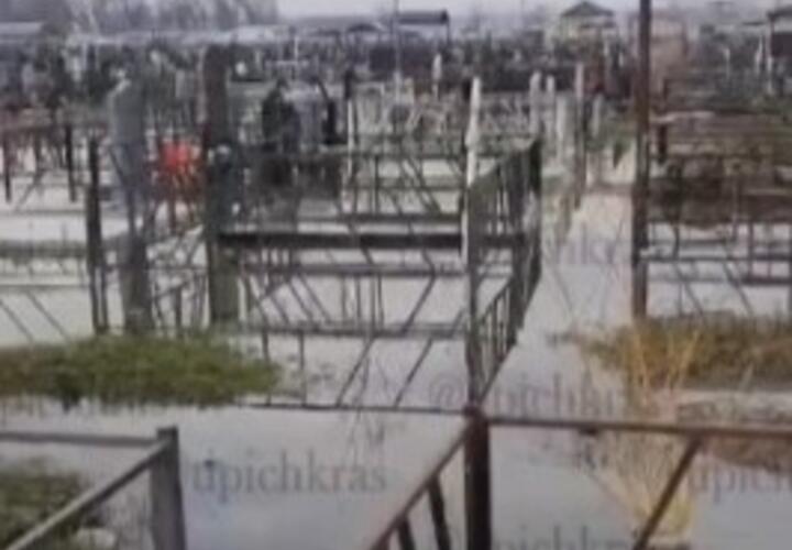 «Вода появляется снова»: в мэрии Краснодара странно прокомментировали затопление могил на кладбище в хуторе Ленина