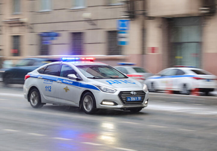 Водитель на белой «Ниве» устроил ночную гонку по тротуарам в городе Гулькевичи на Кубани