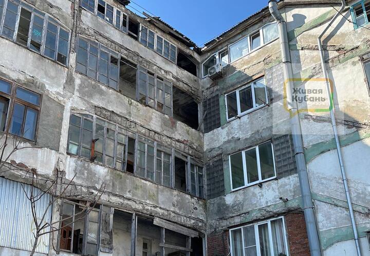 Апартаменты достались голубям: центр Новороссийска уродует позабытая заброшка