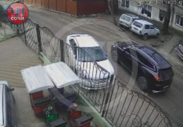 «Будто на камень наехал»: в Сети возмущены поведением водителя в Сочи, многократно переехавшего кота на автомобиле