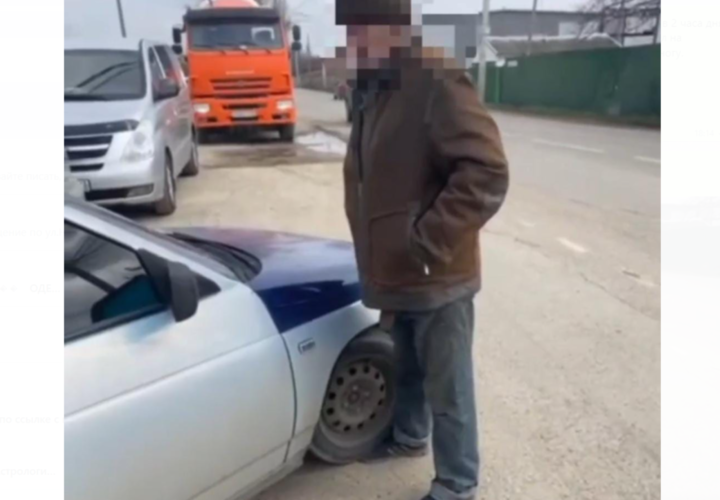 Дебошир на авто без номеров наехал на ногу прохожего в поселке под Краснодаром 