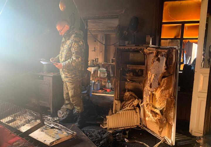 Два человека погибли в горящем доме в Белореченске на Кубани